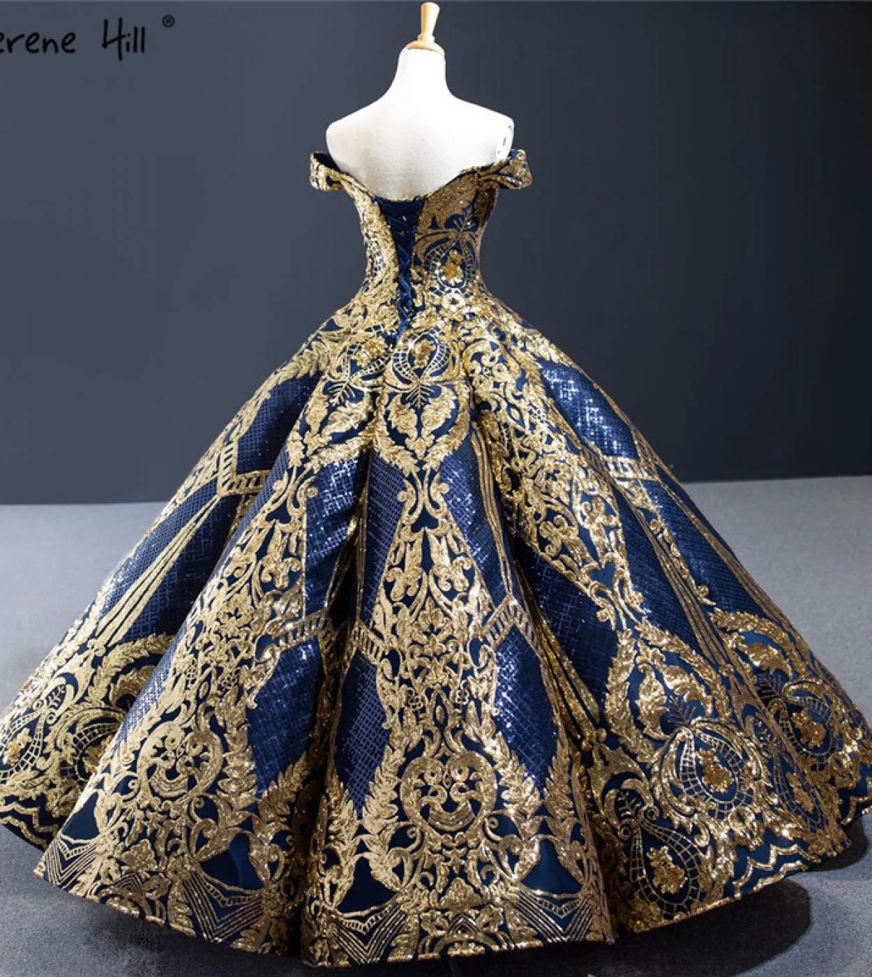 Abiti da sposa con spalle scoperte con paillettes oro blu Abiti da sposa senza maniche con lacci di lusso Serene Hill Hm67026 We