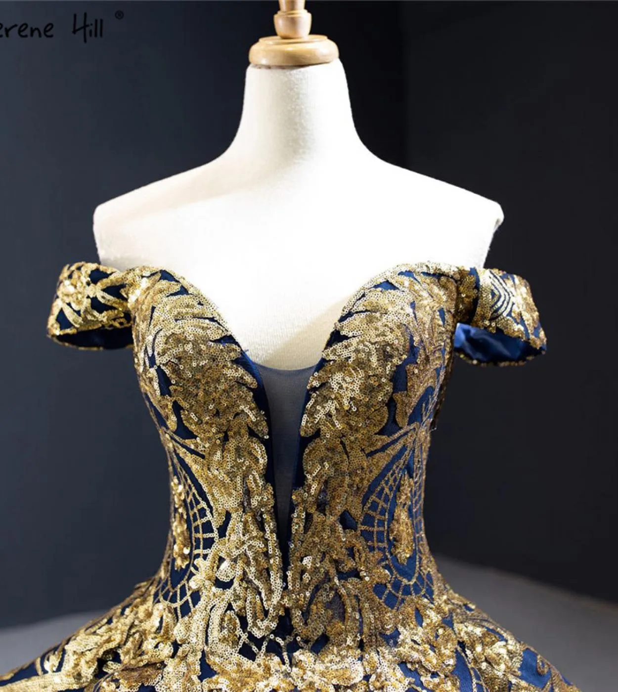 Abiti da sposa con spalle scoperte con paillettes oro blu Abiti da sposa senza maniche con lacci di lusso Serene Hill Hm67026 We