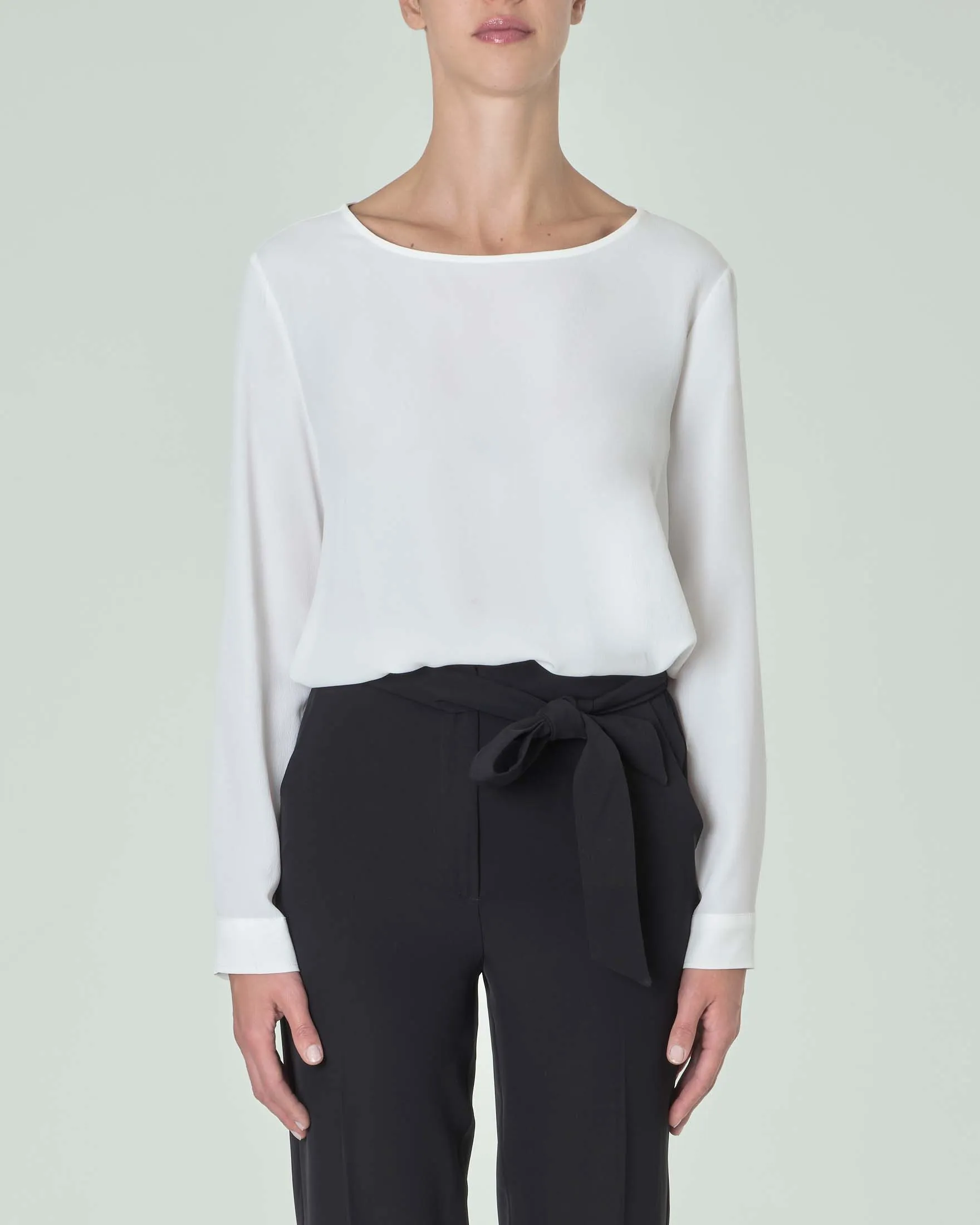 Blusa bianca in crêpe di misto seta con scollo ampio tondo