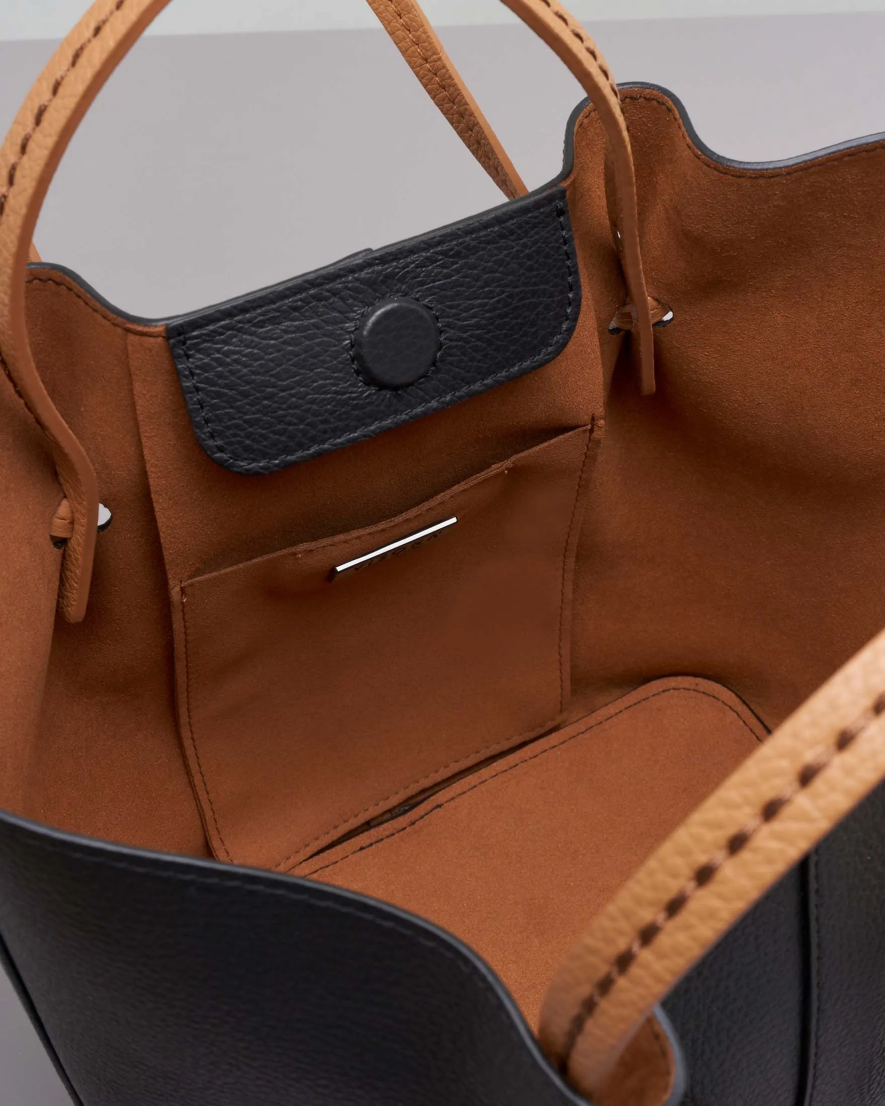 Borsa a mano nera in pelle martellata con manici a contrasto e pochette color cuoio