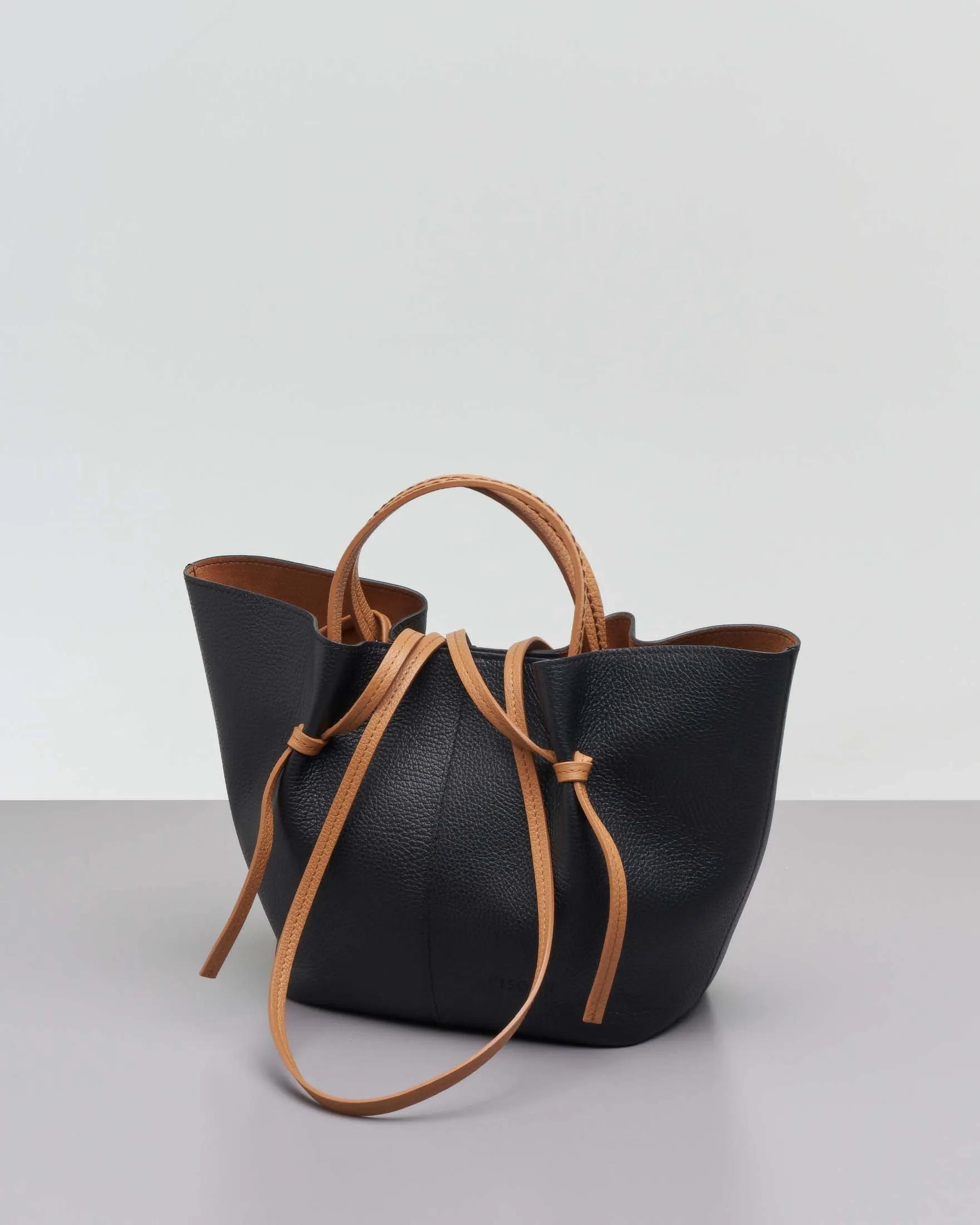 Borsa a mano nera in pelle martellata con manici a contrasto e pochette color cuoio