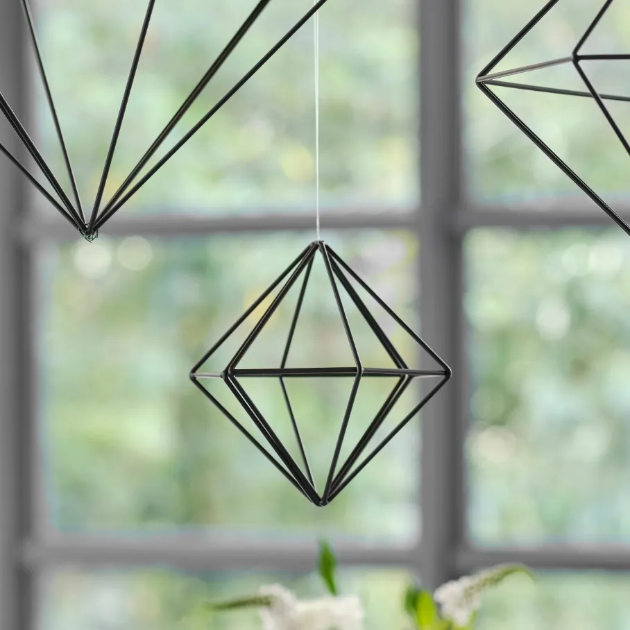 Ciondolo con diamante nero opaco dallo stile minimal