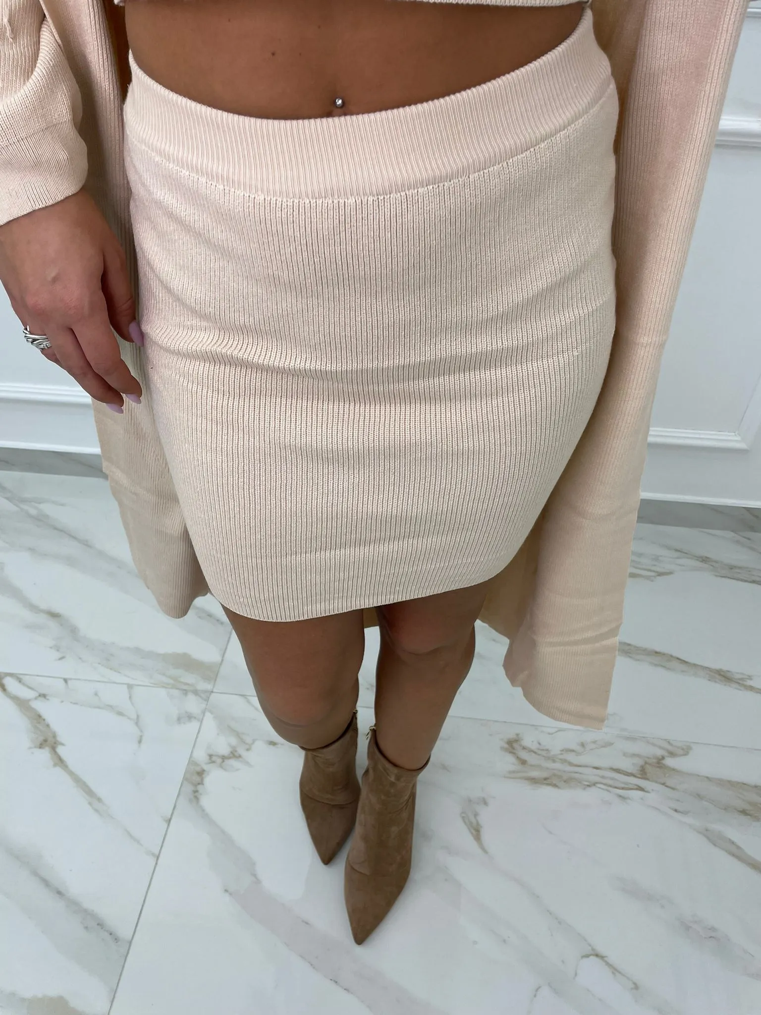 Coordinato 3 pezzi con mini gonna e cardigan lungo