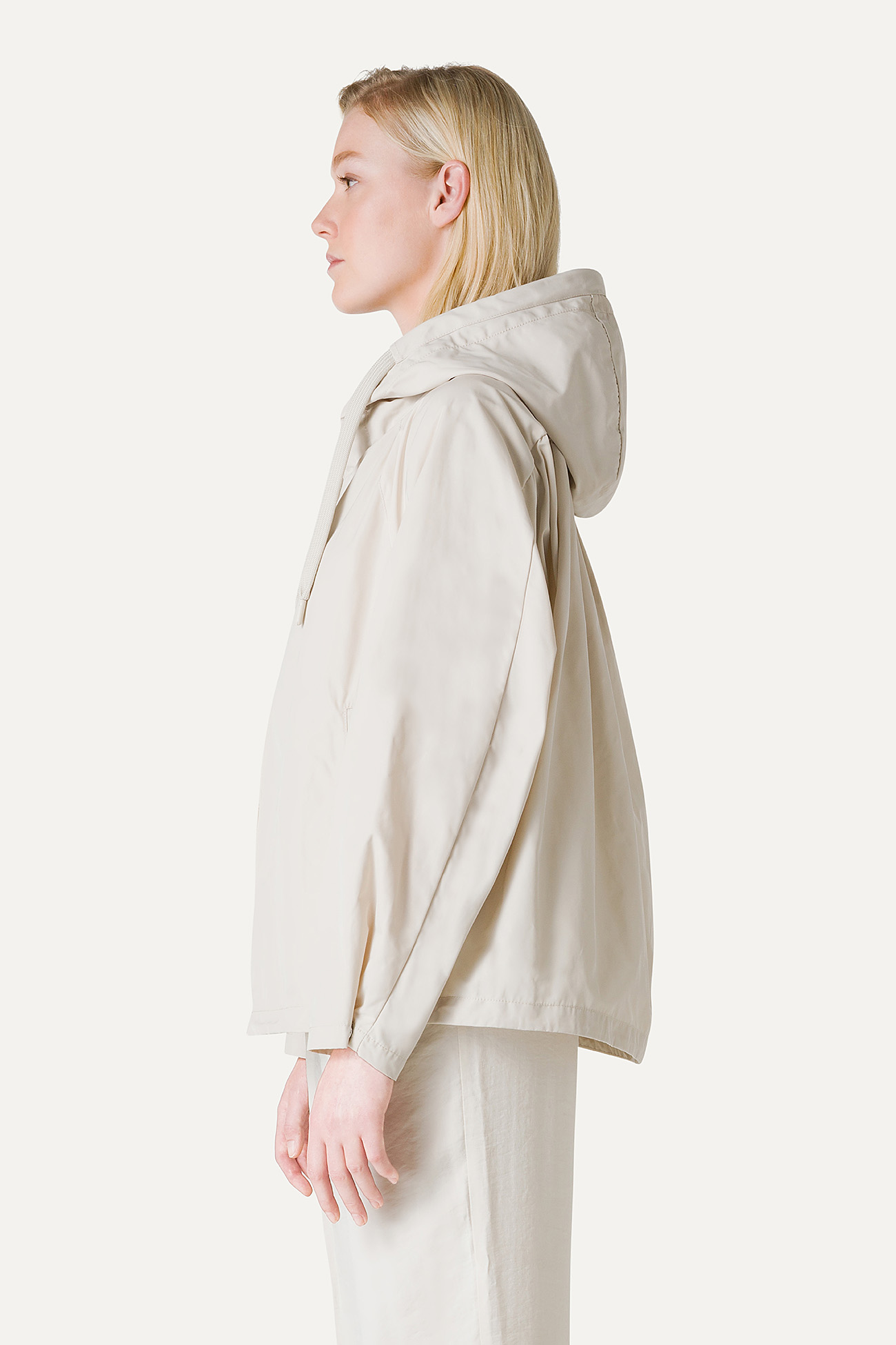GIACCA CORTA IN NYLON MEMORY CON ARRICIO SULLA SCHIENA 9139 - PANNA