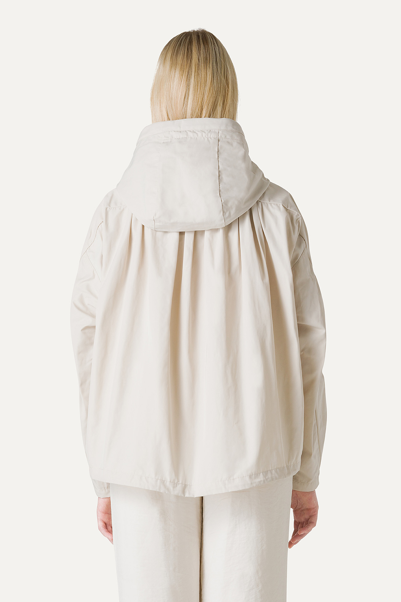 GIACCA CORTA IN NYLON MEMORY CON ARRICIO SULLA SCHIENA 9139 - PANNA