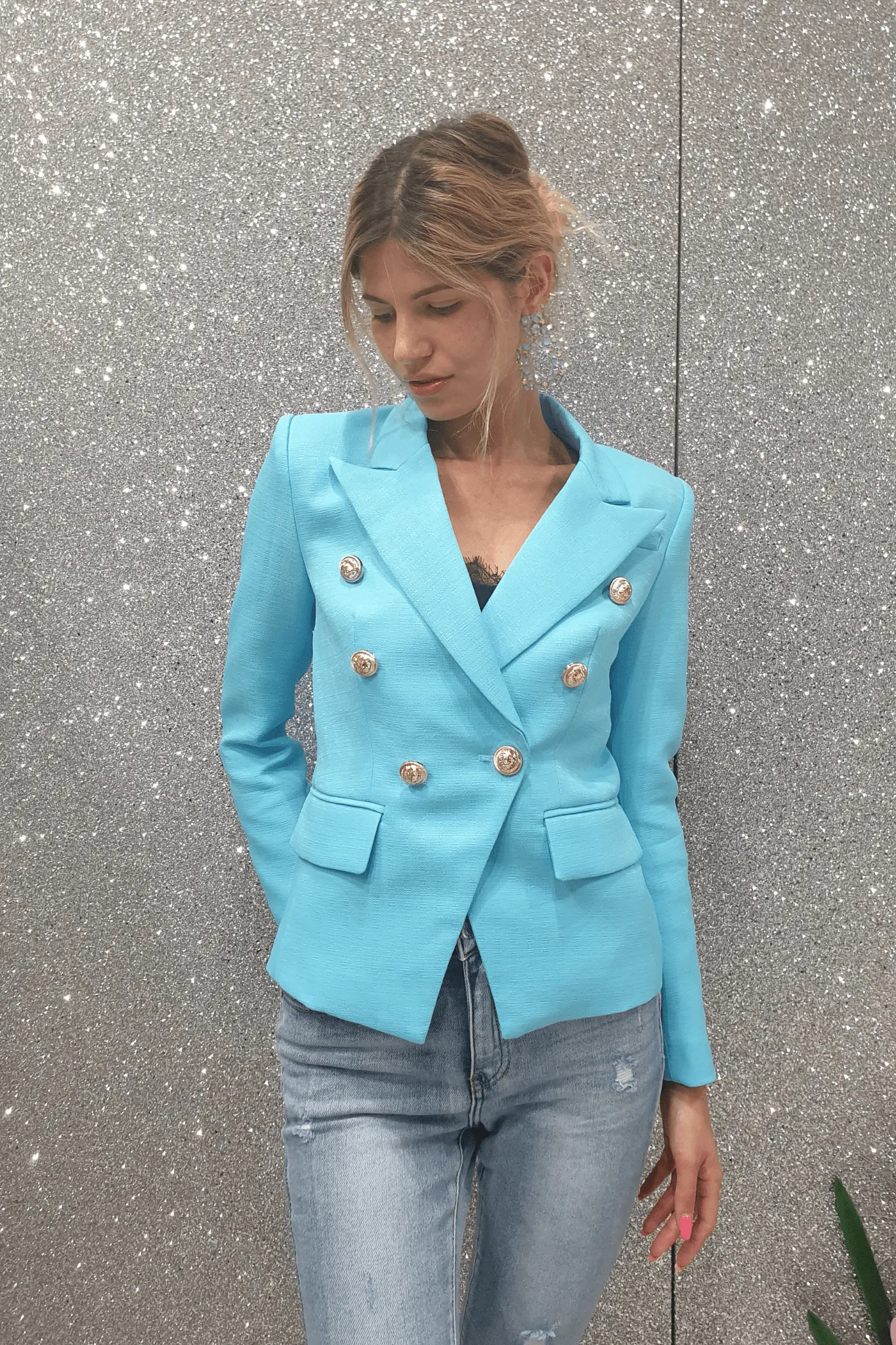 Giacca doppiopetto azzurro internamente foderata accessoriata con bottoni decorativi dorati