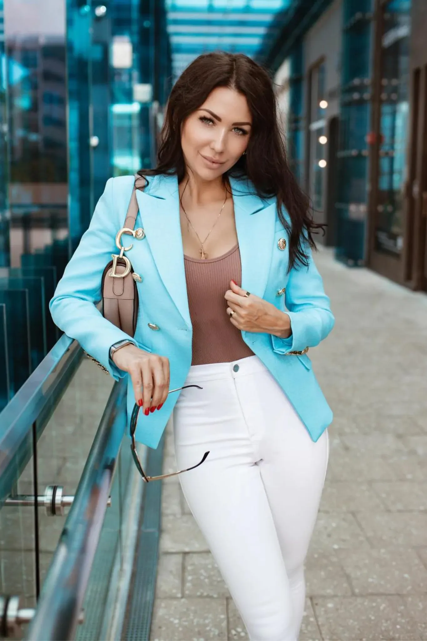 Giacca doppiopetto azzurro internamente foderata accessoriata con bottoni decorativi dorati