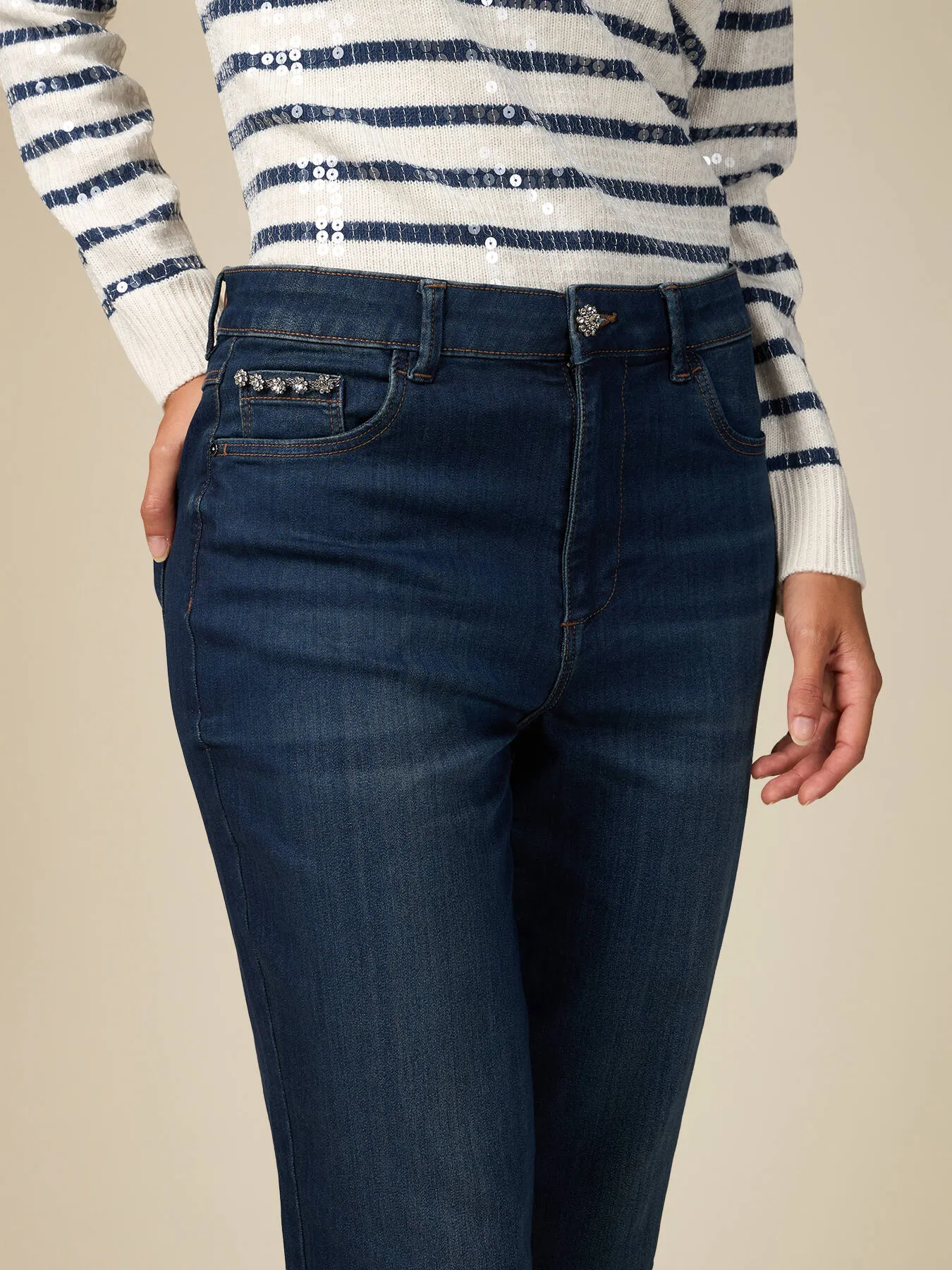 Jeans boyslim con dettagli gioiello