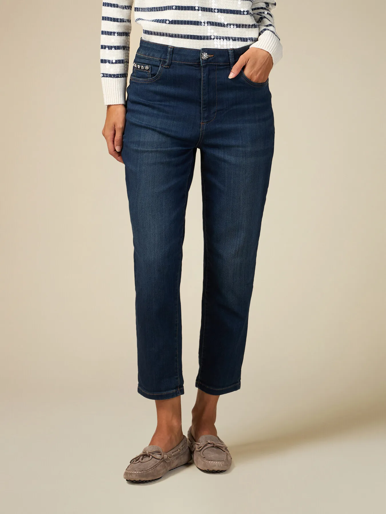 Jeans boyslim con dettagli gioiello