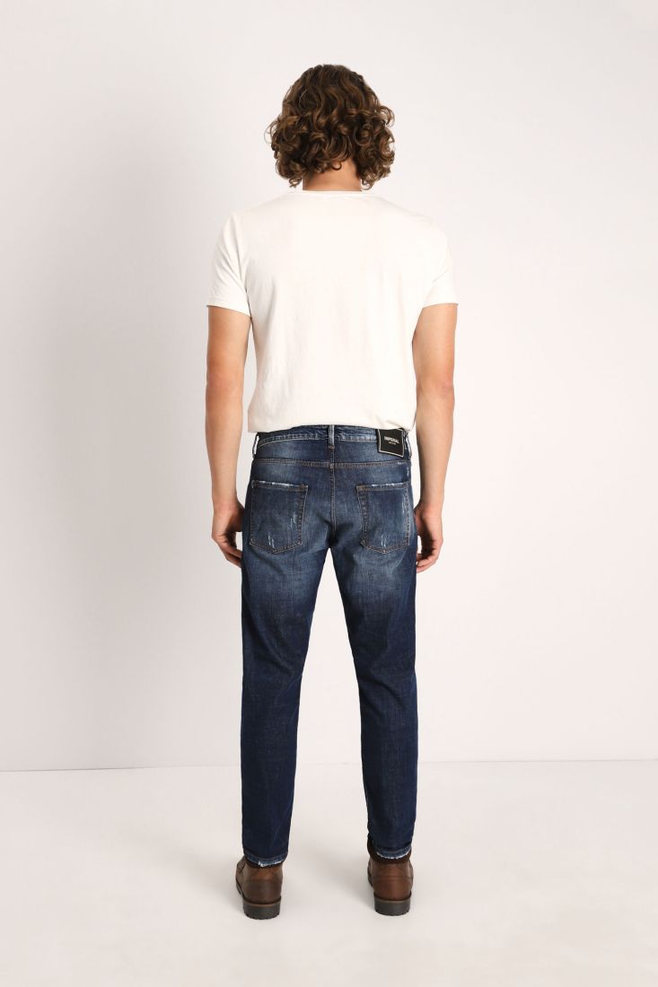 Jeans slim-fit délavé con abrasioni e orli risvoltati