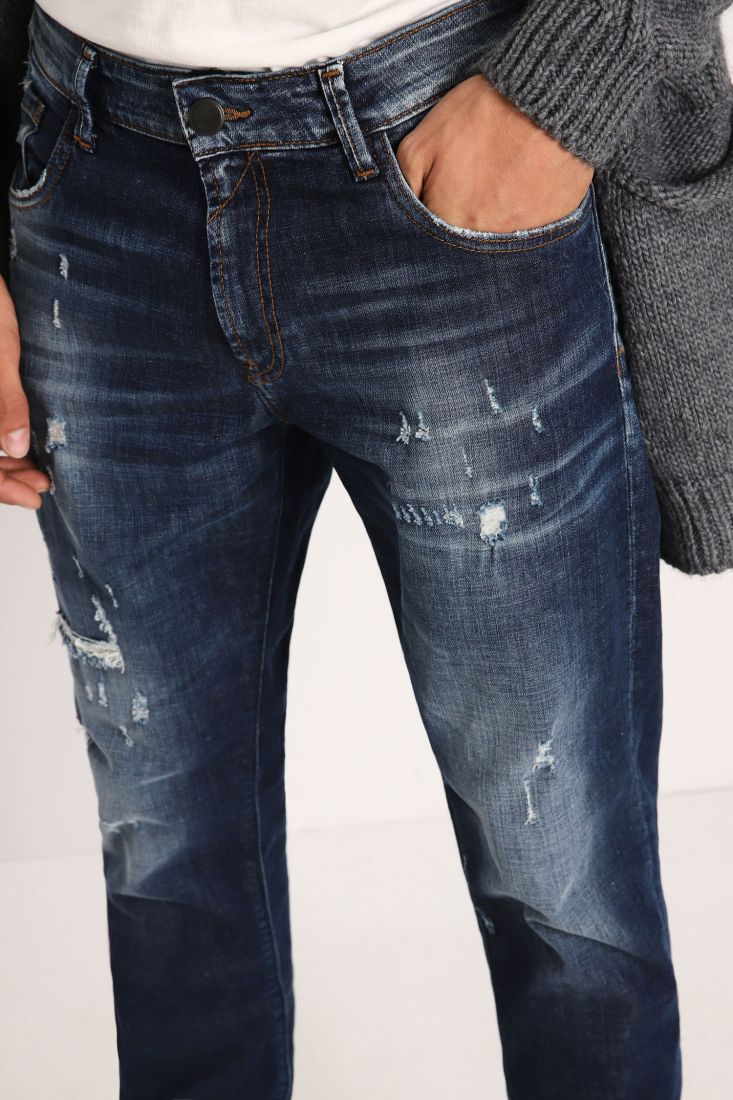 Jeans slim-fit délavé con abrasioni e orli risvoltati