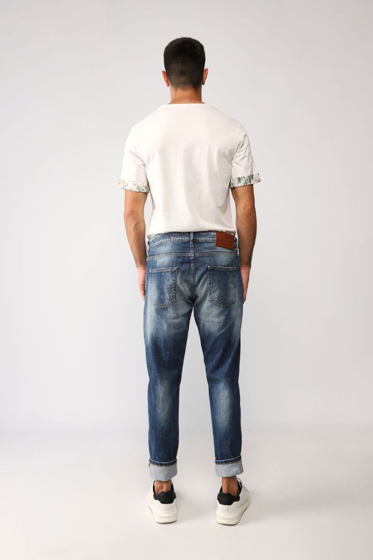 Jeans slim-fit effetto délavé con cinque tasche e abrasioni