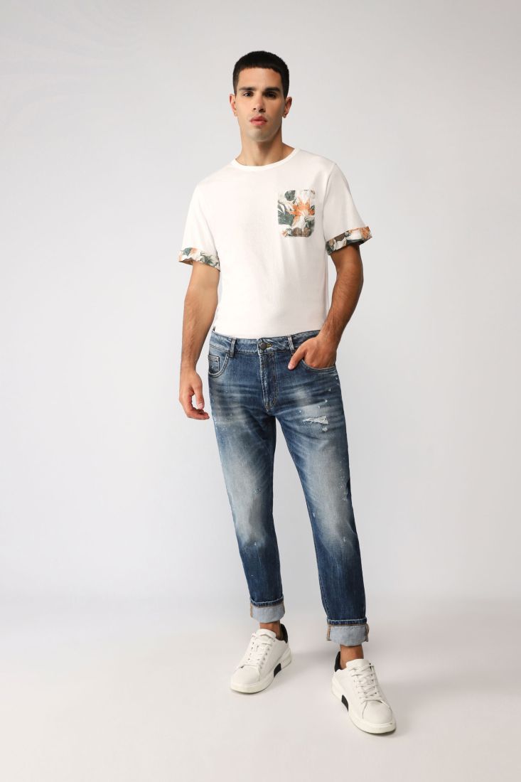 Jeans slim-fit effetto délavé con cinque tasche e abrasioni