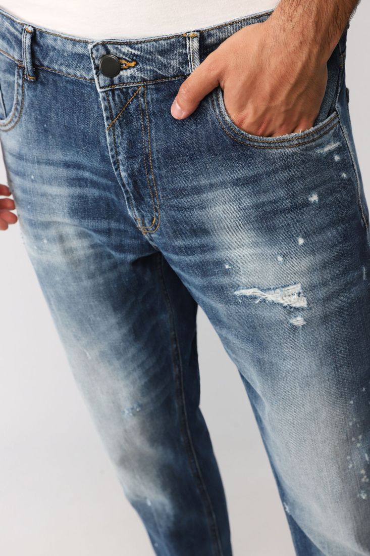 Jeans slim-fit effetto délavé con cinque tasche e abrasioni