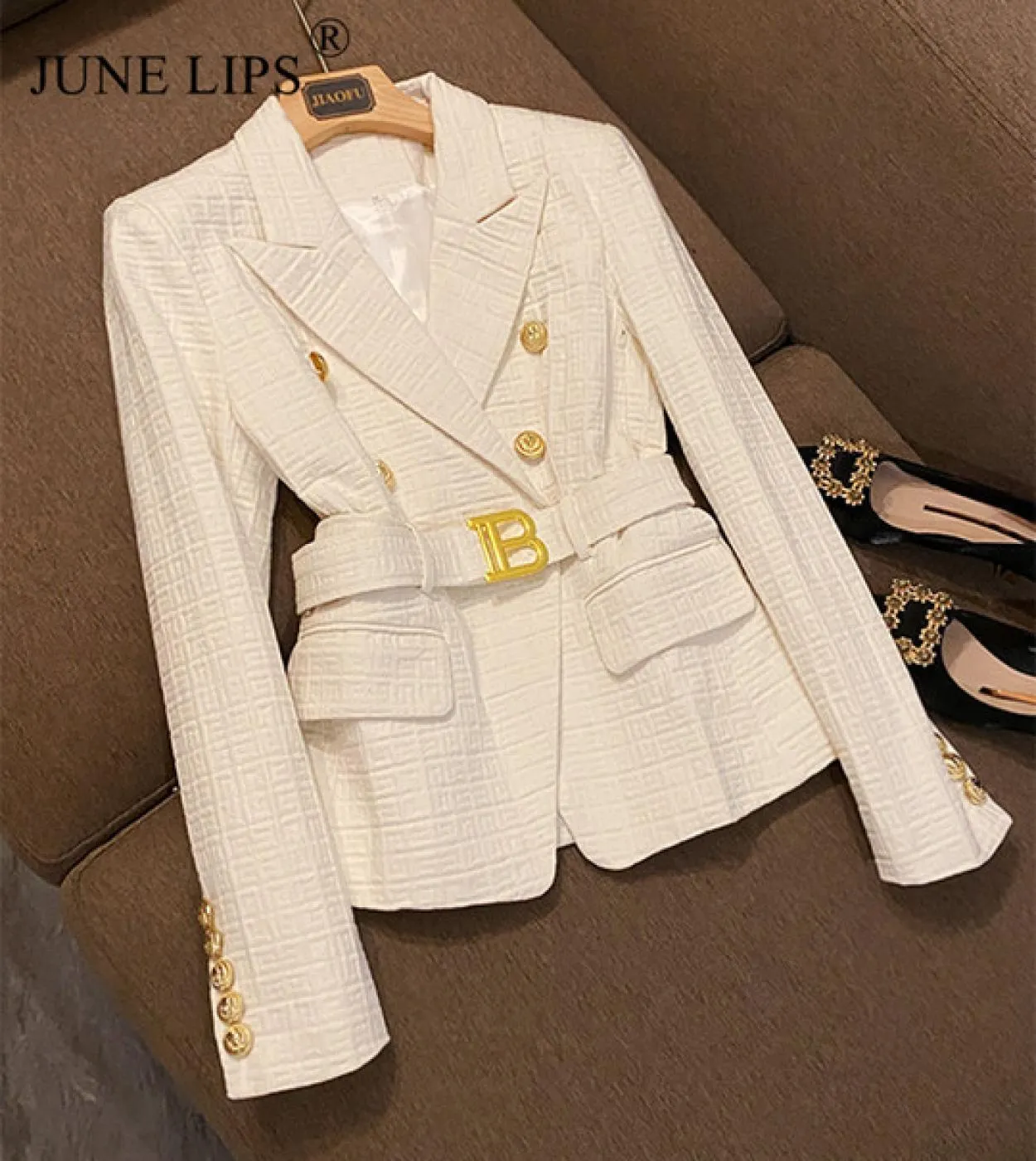 June Lips 2022 Nuovi disegni Giacca da donna in tessuto bianco con cintura in metallo Chic Cappotto aderente femminile di qualit