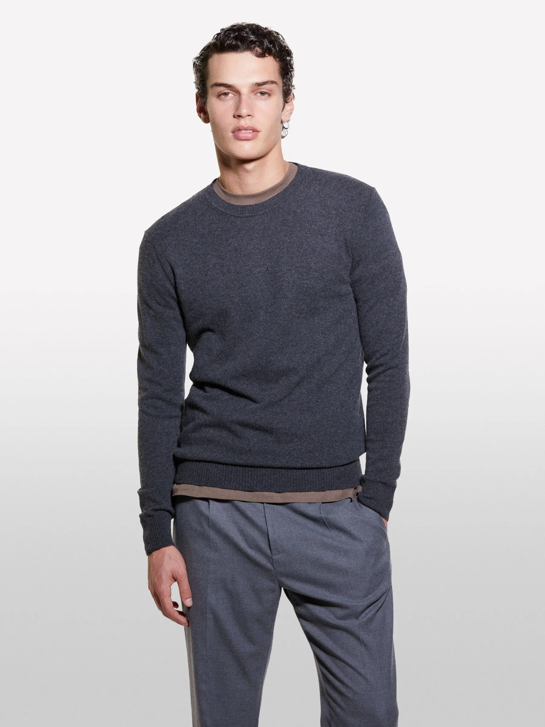 Maglia girocollo regular fit grigio scuro