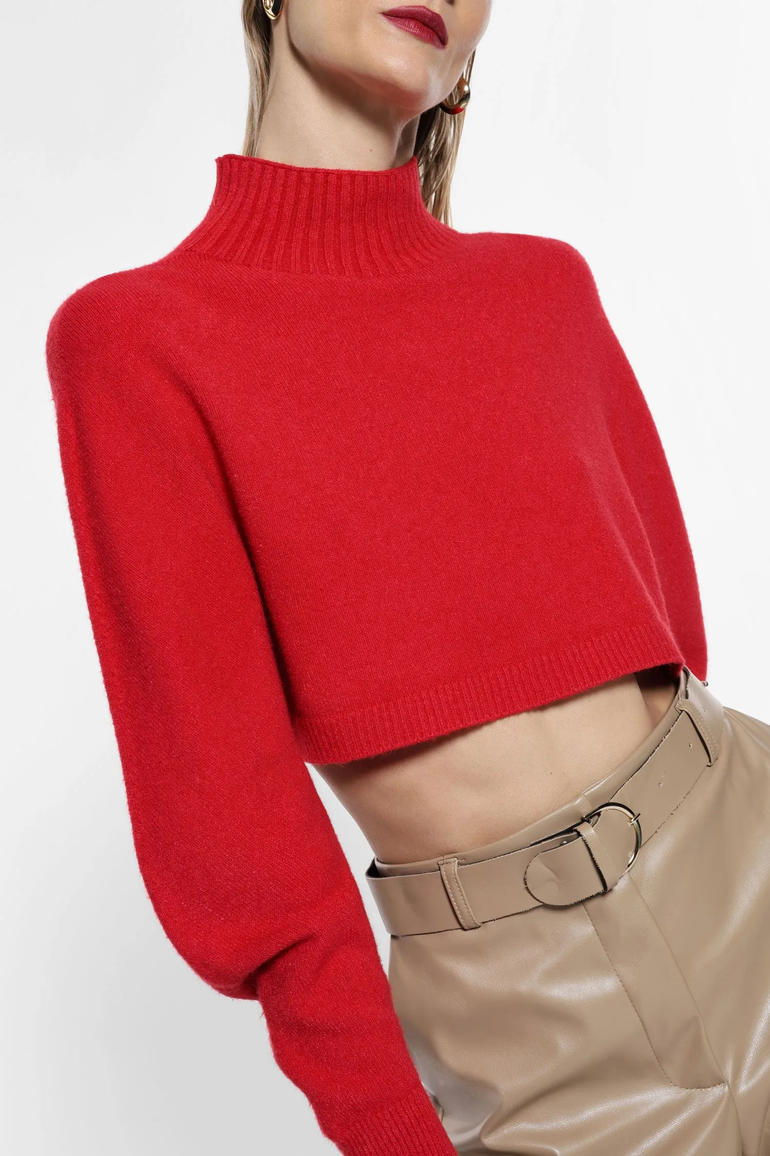   Maglione corto collo alto maniche lunghe     