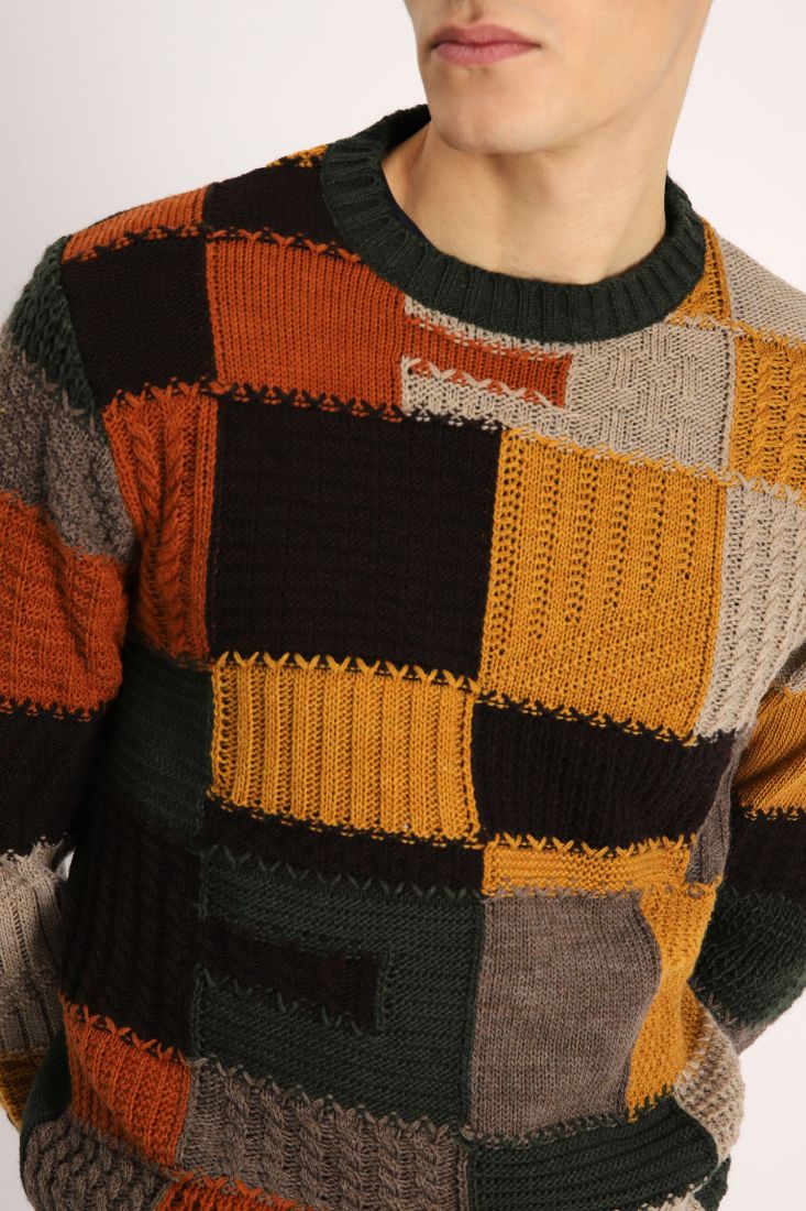Maglione girocollo a quadri con lavorazione intrecciata