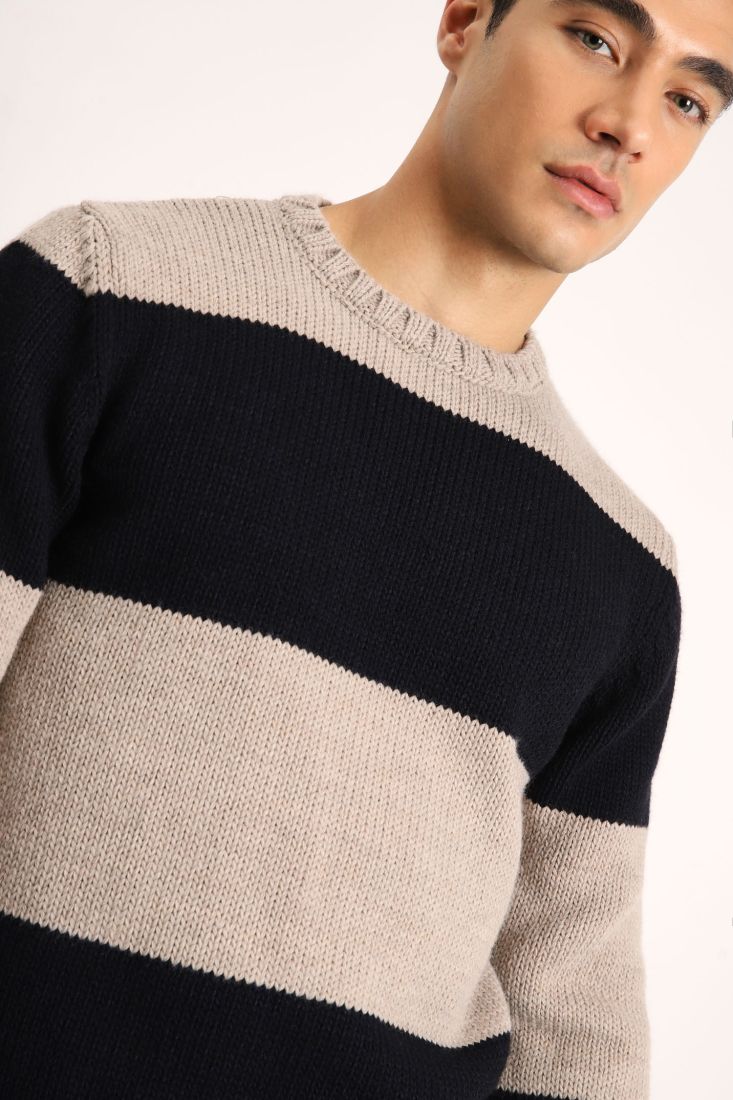 Maglione oversize a righe con scollo tondo