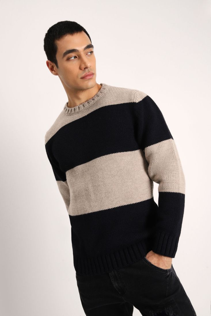 Maglione oversize a righe con scollo tondo