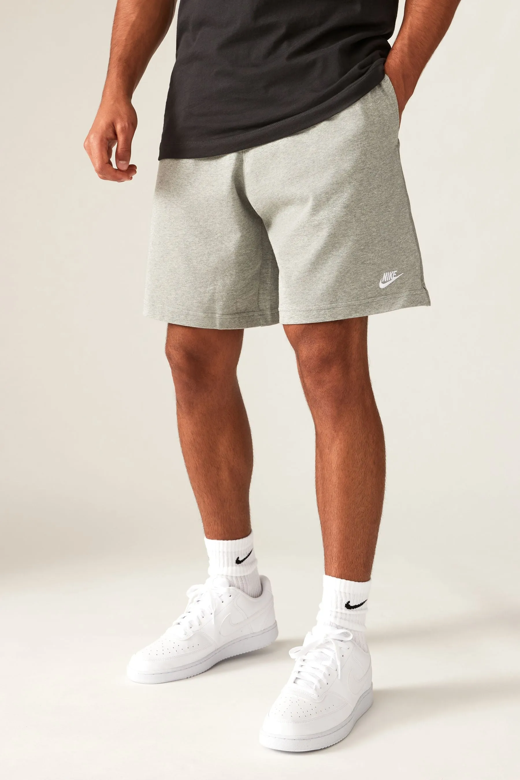 Nike Club - Shorts in maglia