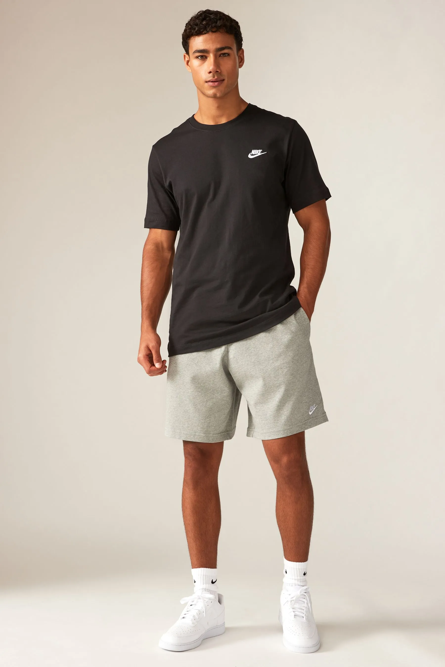 Nike Club - Shorts in maglia