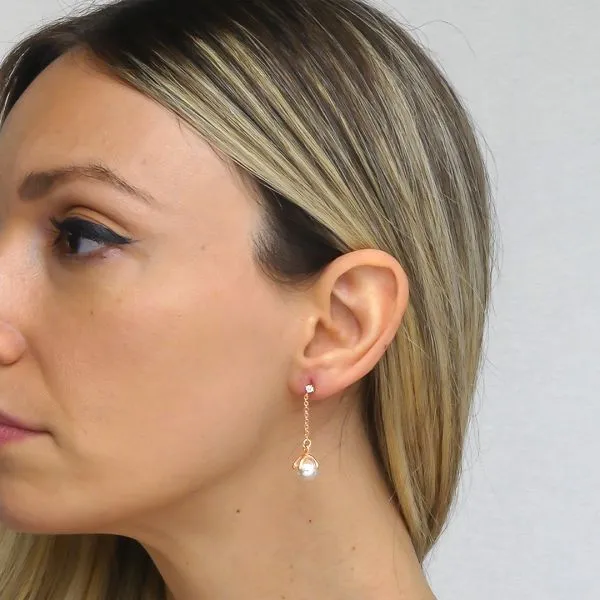 Orecchini placcati oro rosa con perla  pendente e punto luce di zirconi    