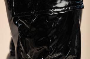 Pantaloni alla moda in look latex, neri
