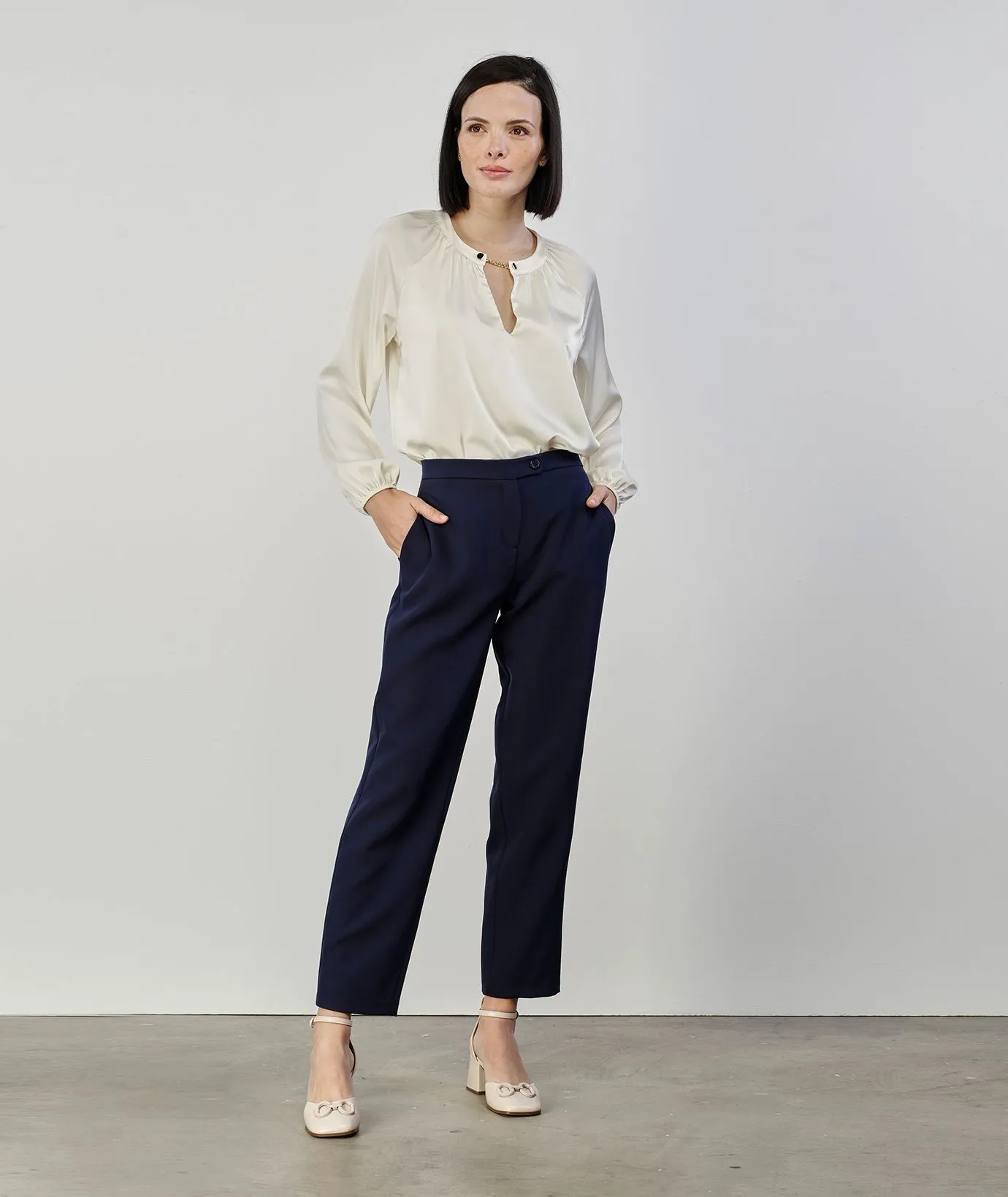 Pantaloni blu taglio dritto con tasche