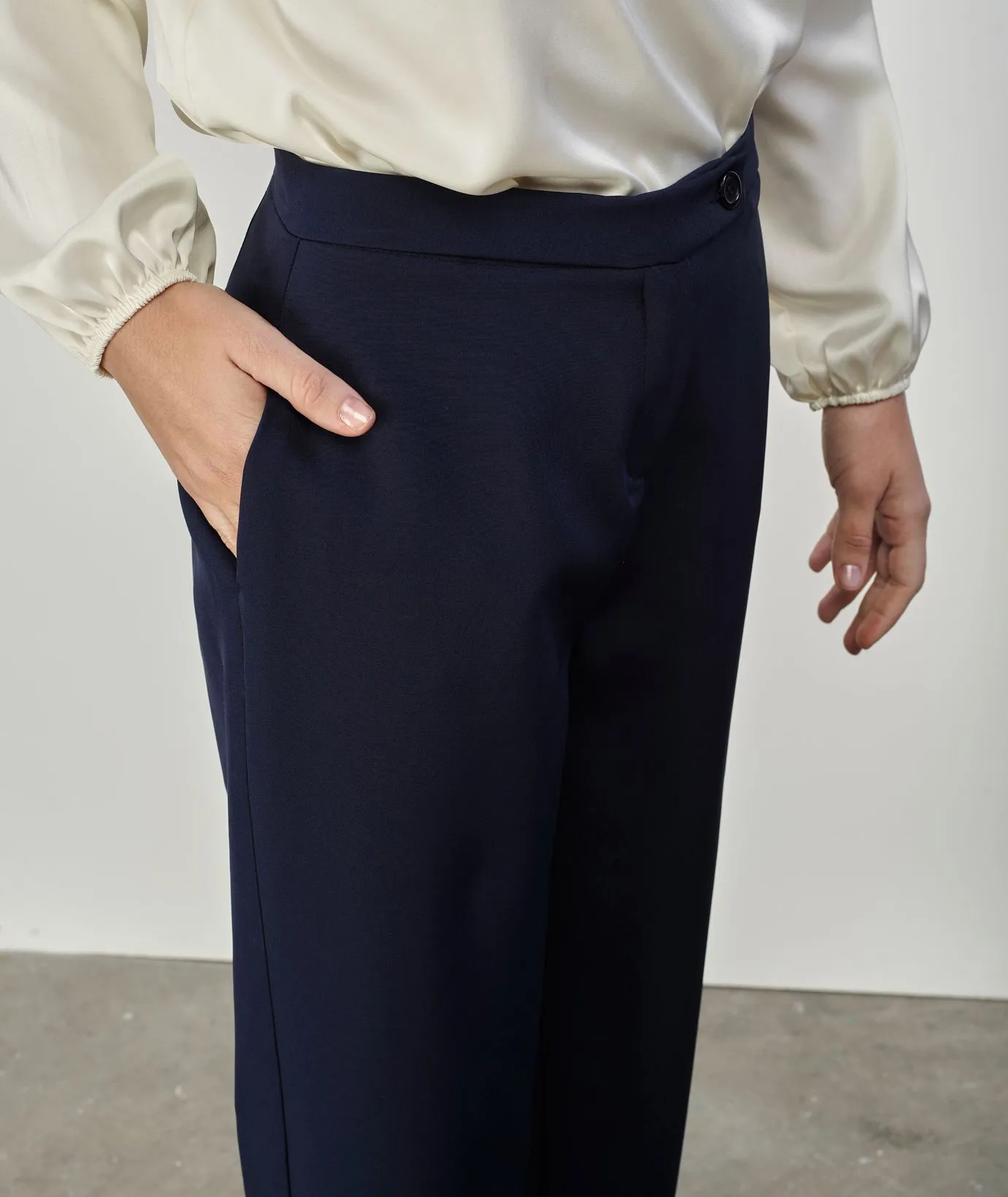 Pantaloni blu taglio dritto con tasche