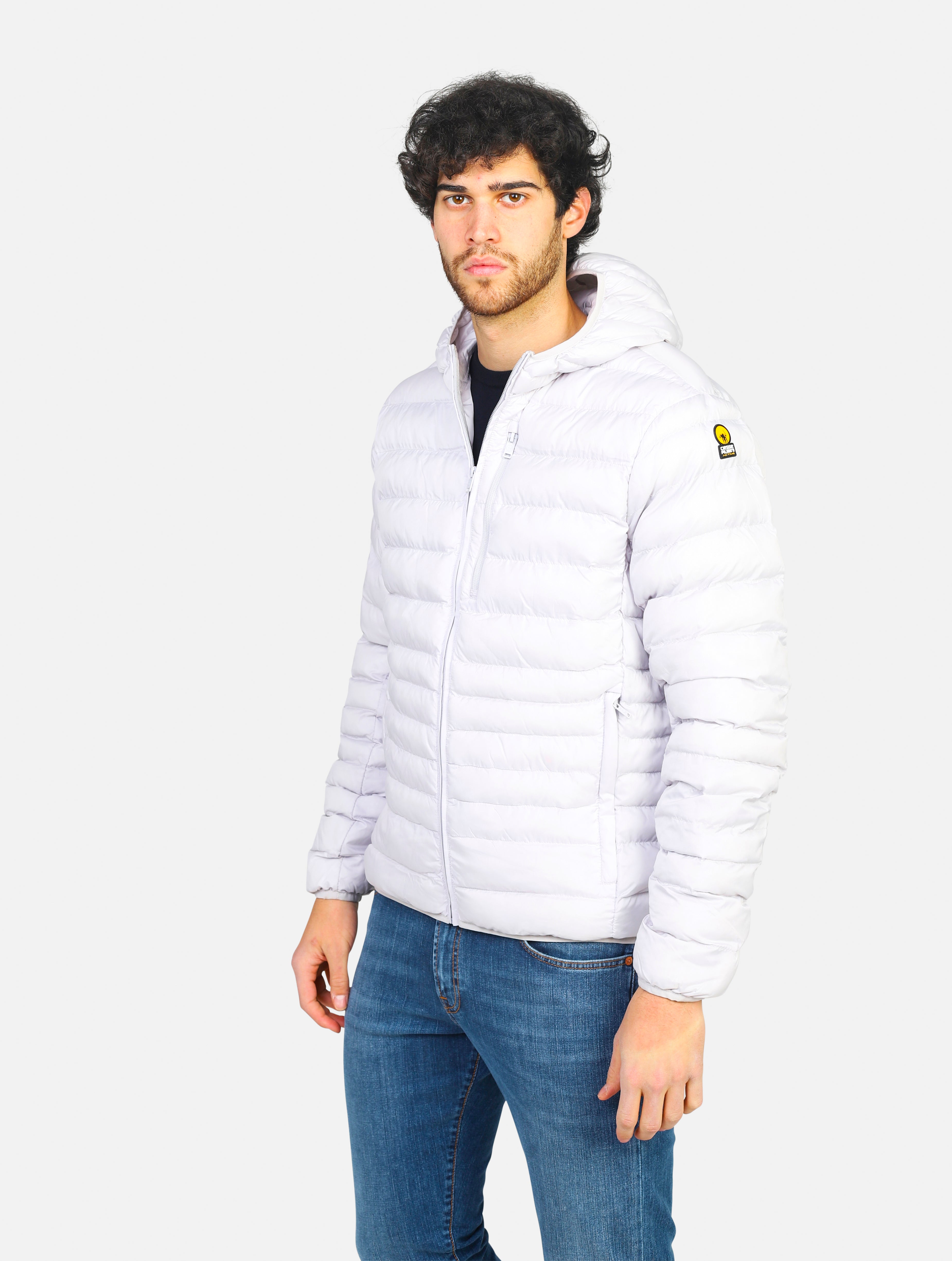 Piumino ciesse piumini active realizzato in tessuto ripstop, zip ed imbottitura totalmente riciclati e dotato di zip sul petto -
