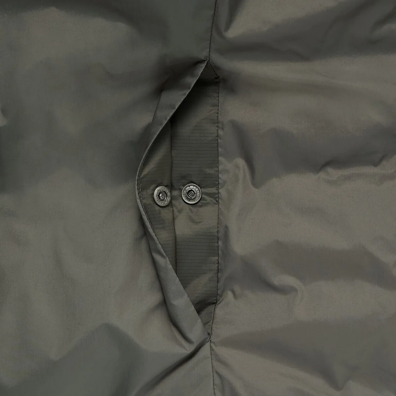 Piumino leggero senza colletto in nylon