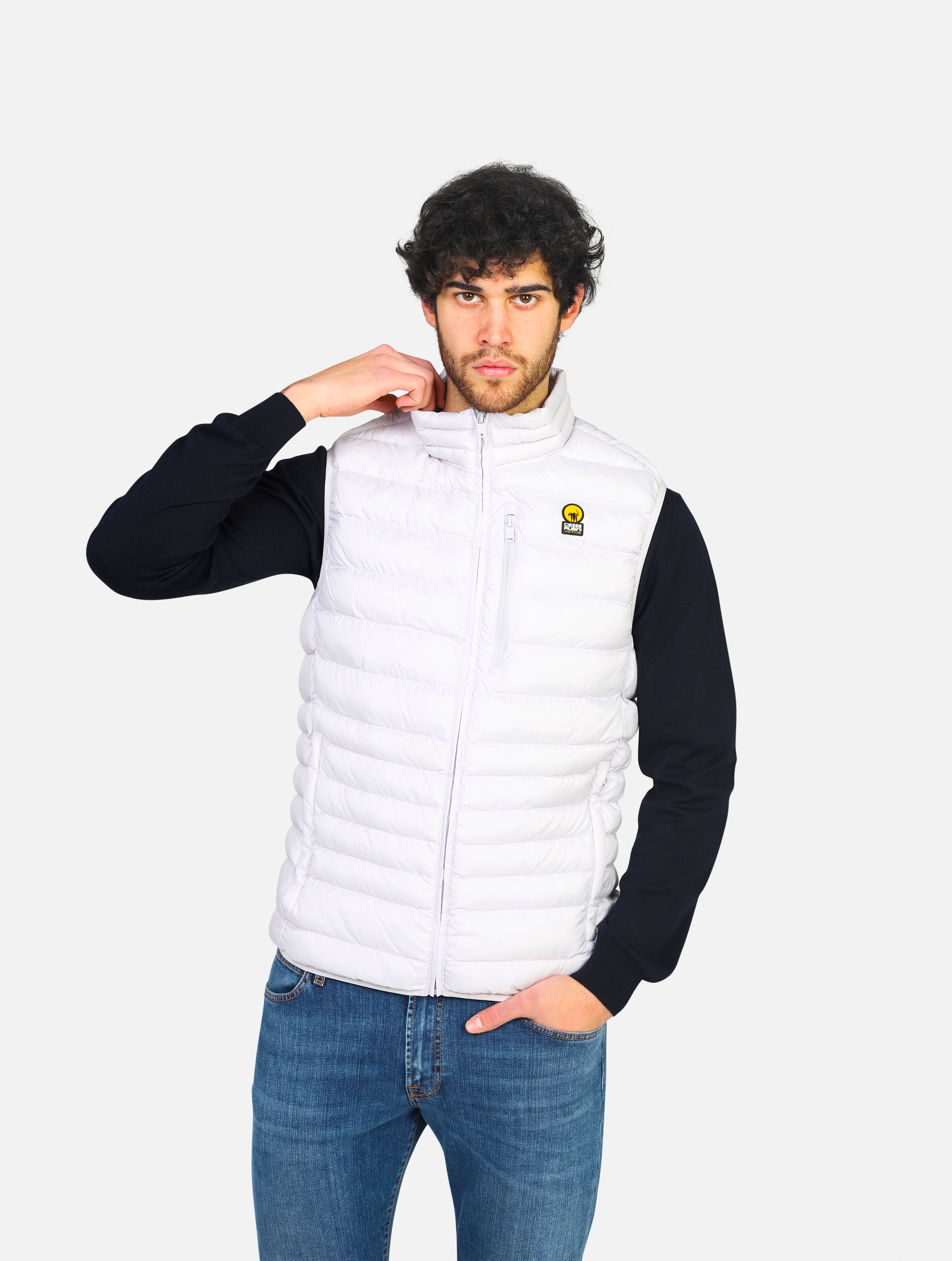 Piumino senza cappuccio, smanicato della collezione active con chiusura a zip e tasca sul petto con chiusura verticale a zip - C