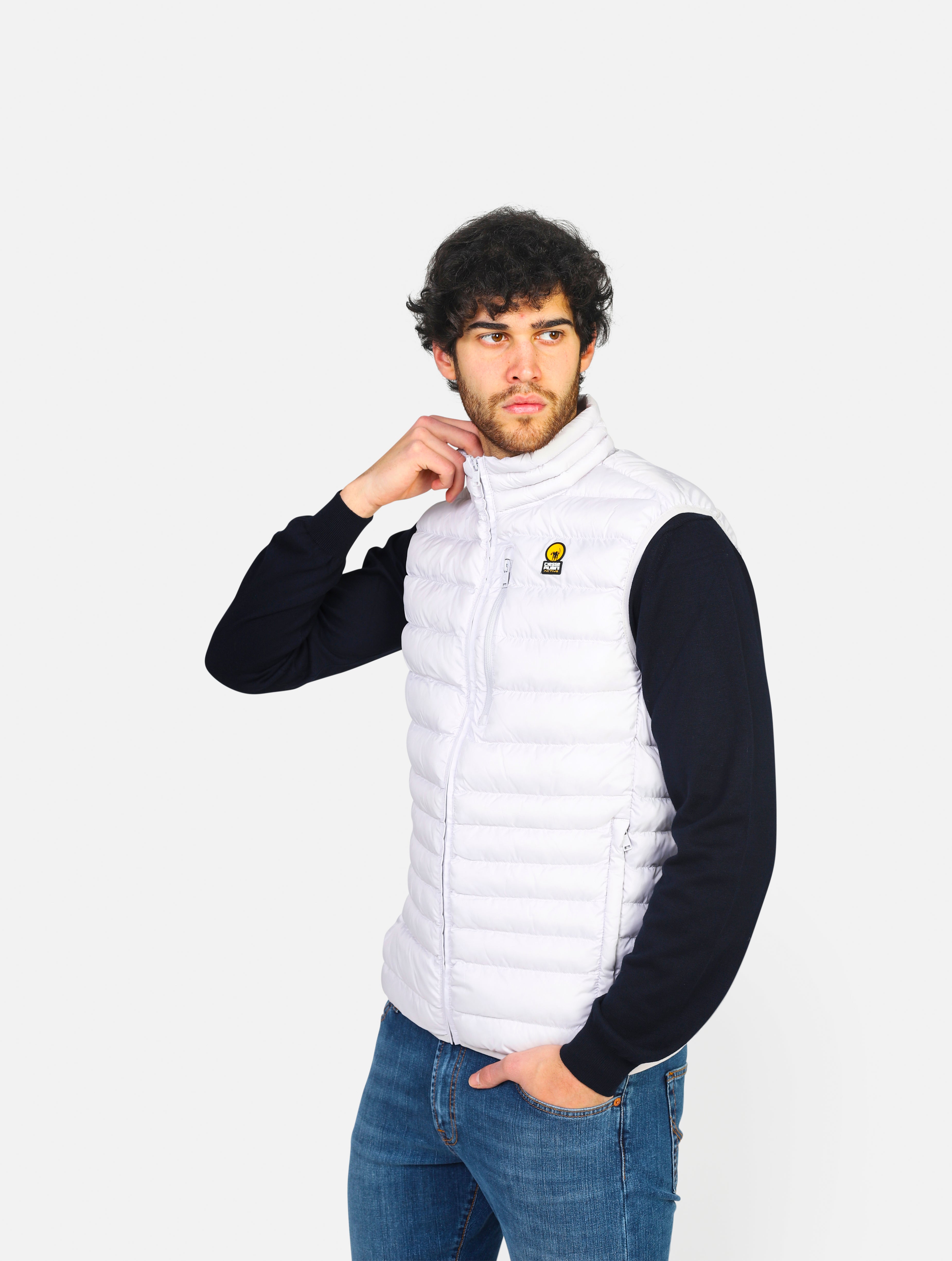 Piumino senza cappuccio, smanicato della collezione active con chiusura a zip e tasca sul petto con chiusura verticale a zip - C