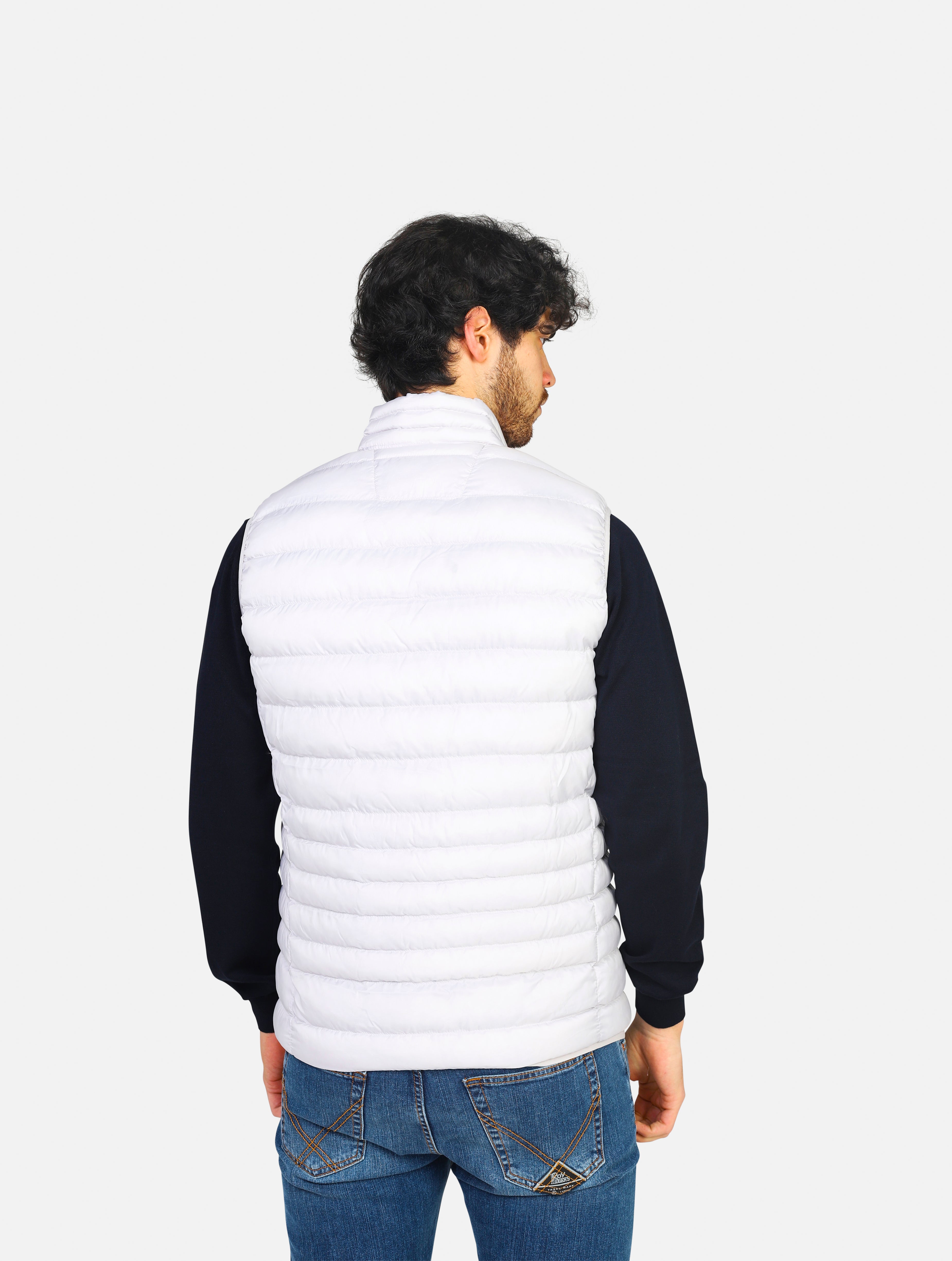 Piumino senza cappuccio, smanicato della collezione active con chiusura a zip e tasca sul petto con chiusura verticale a zip - C