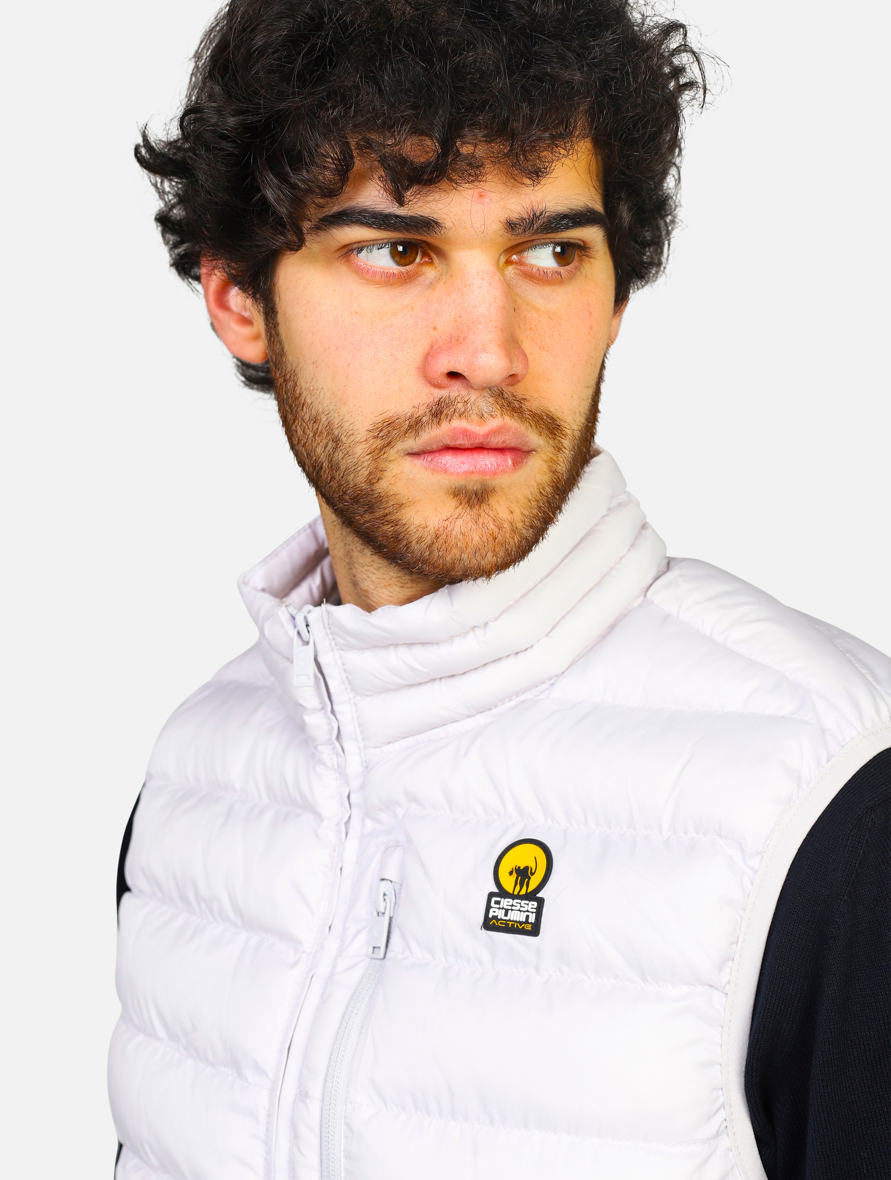Piumino senza cappuccio, smanicato della collezione active con chiusura a zip e tasca sul petto con chiusura verticale a zip - C