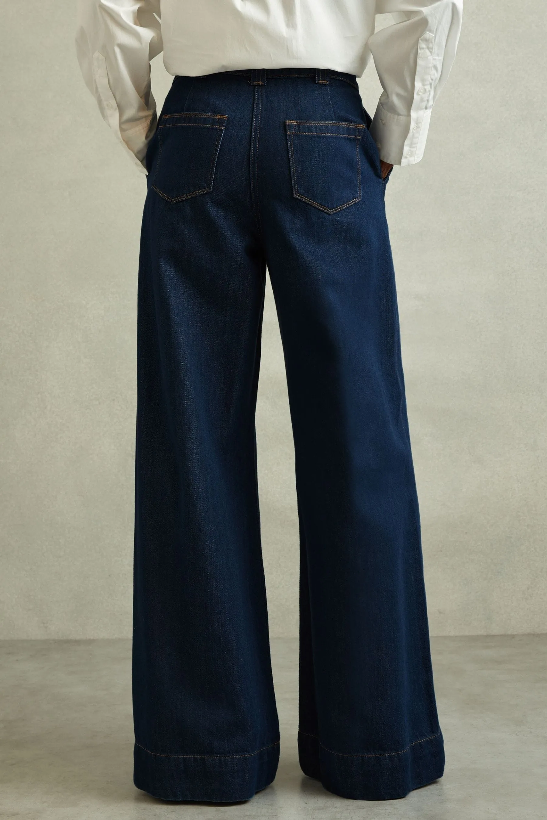 Reiss - Olivia - Jeans con fondo ampio e cuciture a contrasto    