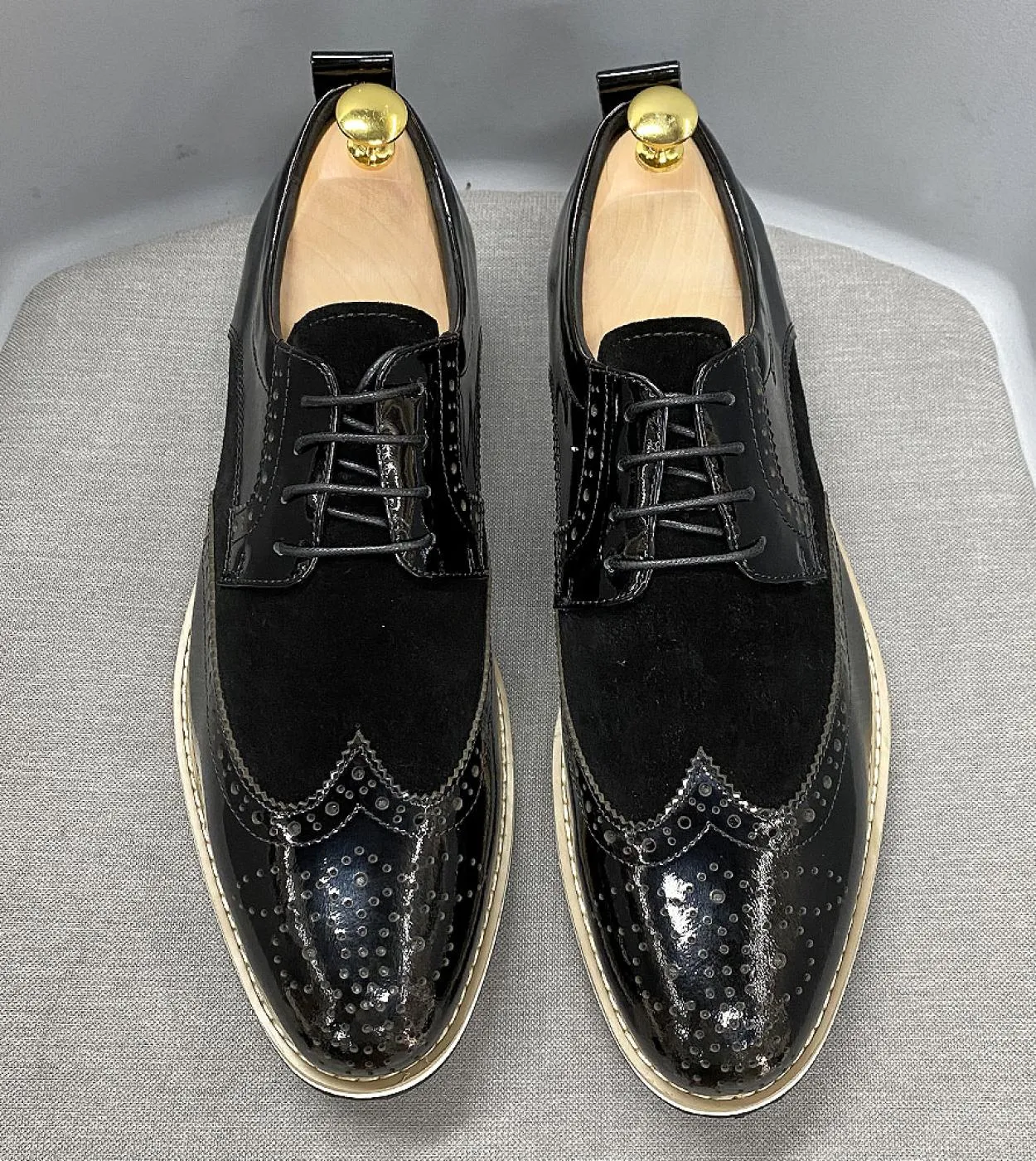 Scarpe casual da uomo daffari classiche in stile britannico Scarpe in pelle verniciata scamosciata con punta alari Brogue Oxfor