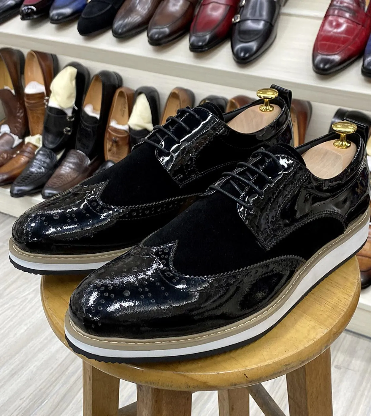 Scarpe casual da uomo daffari classiche in stile britannico Scarpe in pelle verniciata scamosciata con punta alari Brogue Oxfor