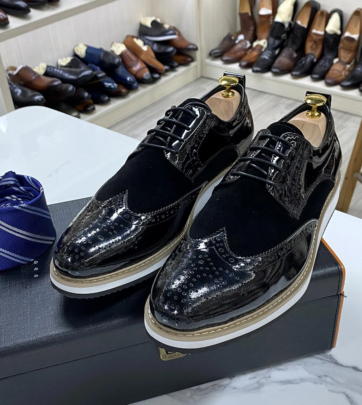 Scarpe casual da uomo daffari classiche in stile britannico Scarpe in pelle verniciata scamosciata con punta alari Brogue Oxfor