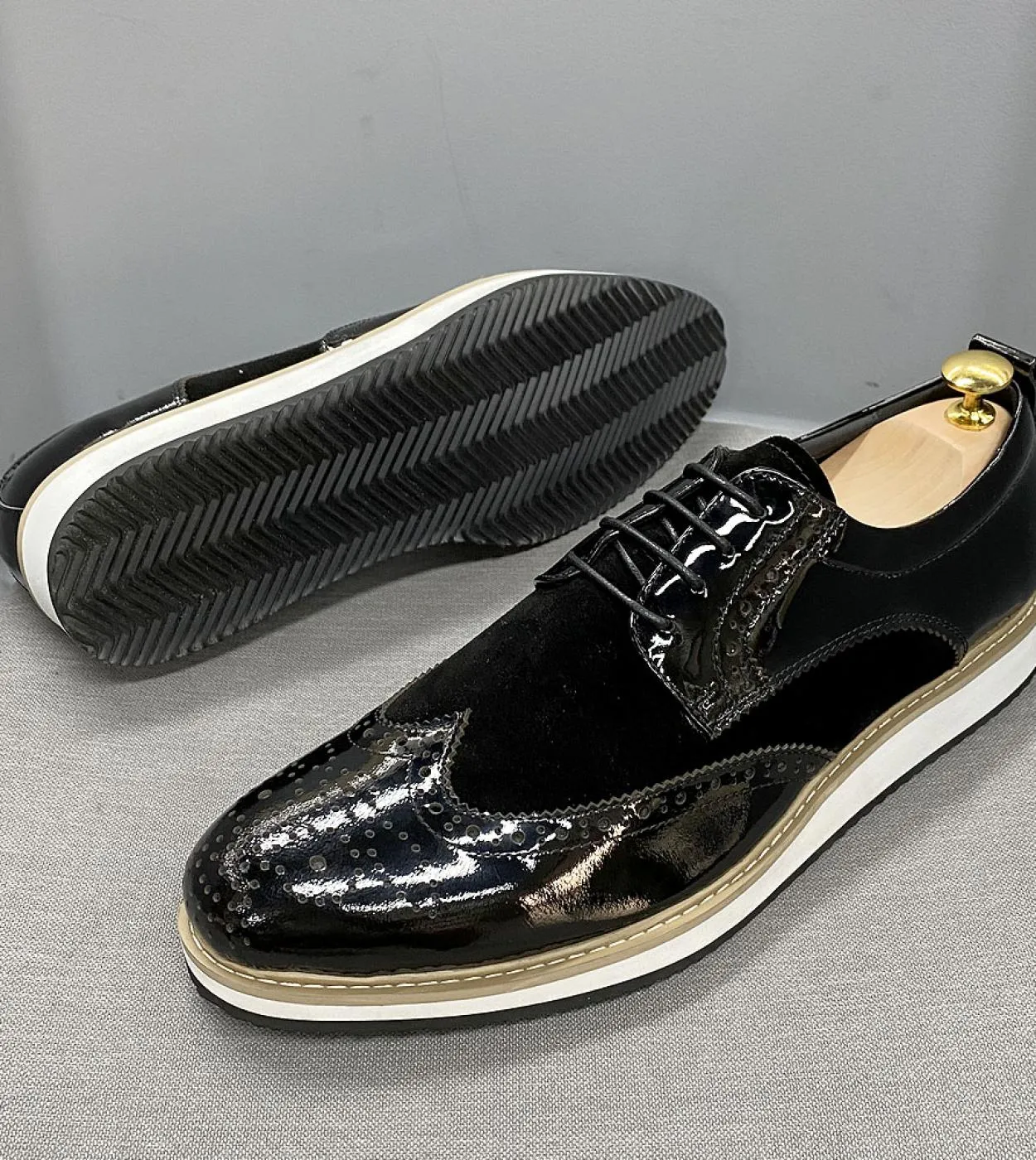 Scarpe casual da uomo daffari classiche in stile britannico Scarpe in pelle verniciata scamosciata con punta alari Brogue Oxfor