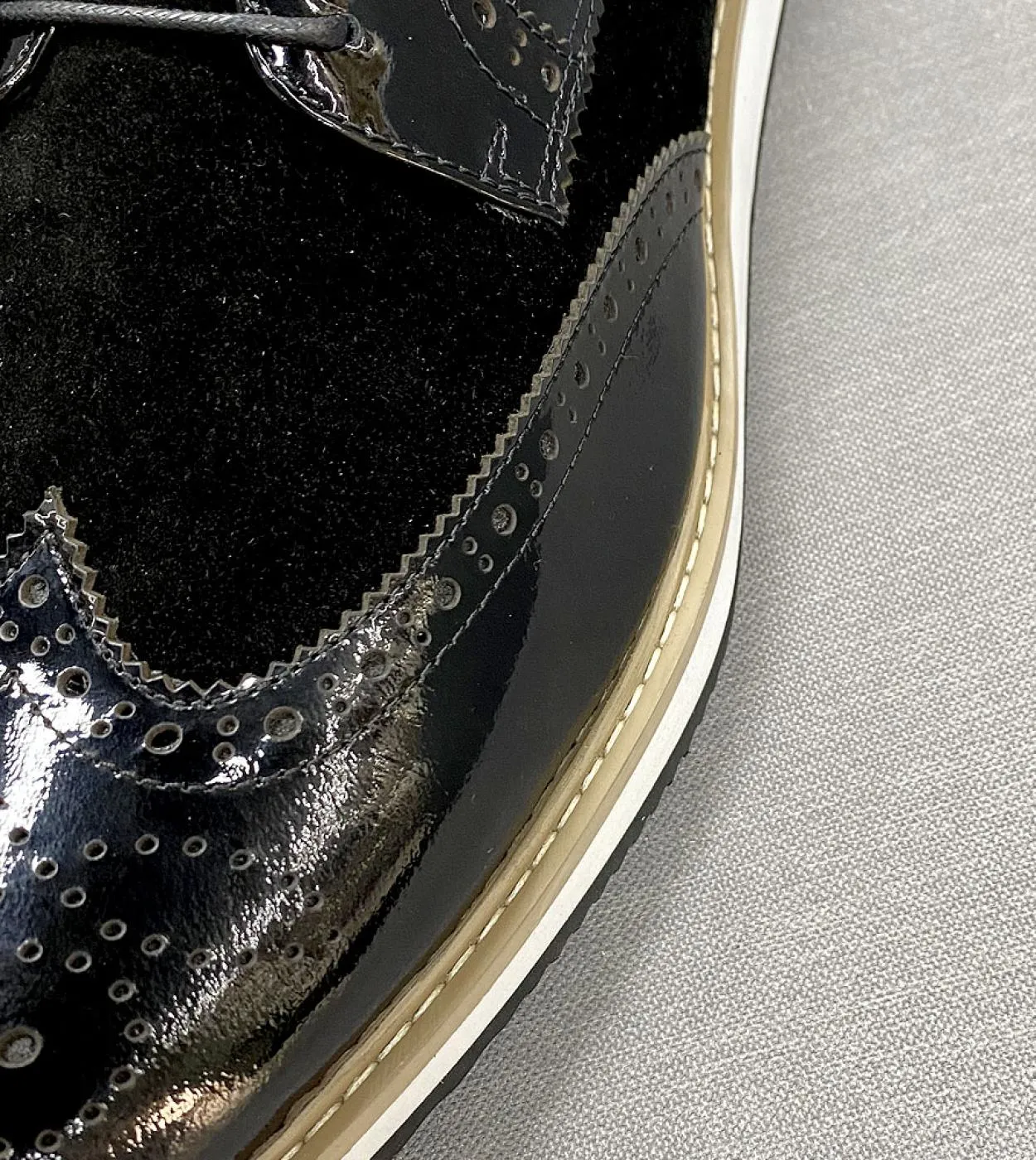 Scarpe casual da uomo daffari classiche in stile britannico Scarpe in pelle verniciata scamosciata con punta alari Brogue Oxfor