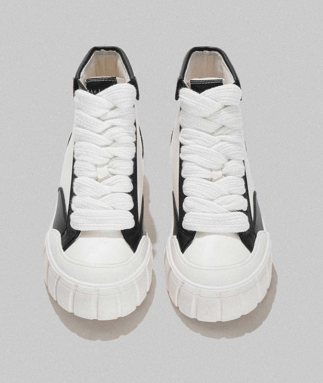 SNEAKERS ALTA CON DETTAGLI ORO E NERI