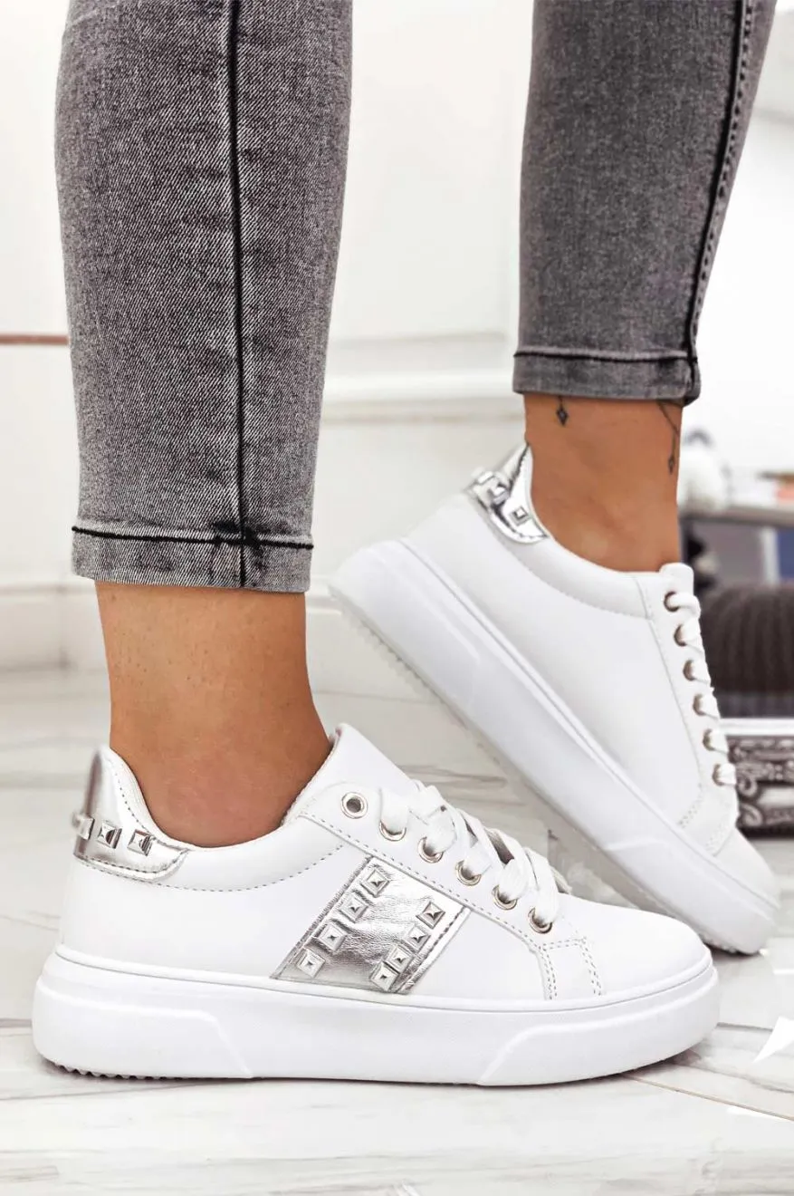 Sneakers bianche con inserti argento e borchie