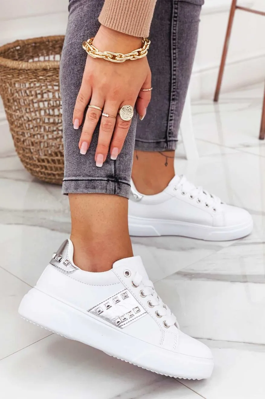 Sneakers bianche con inserti argento e borchie