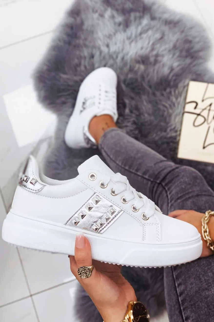 Sneakers bianche con inserti argento e borchie