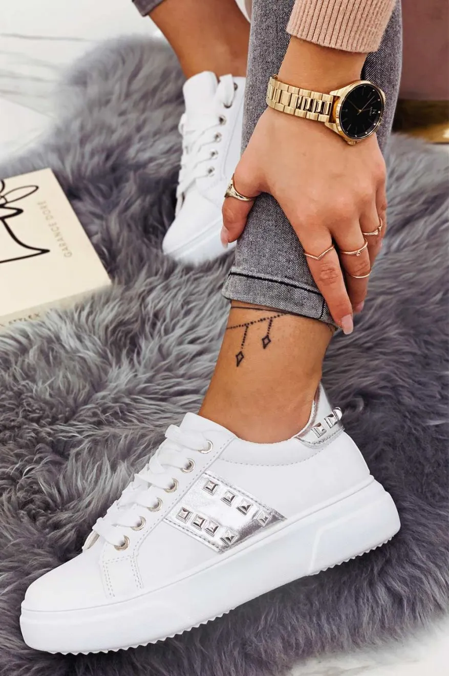 Sneakers bianche con inserti argento e borchie