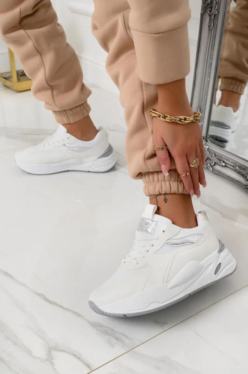 Sneakers bianche con inserti laminati argento e lacci