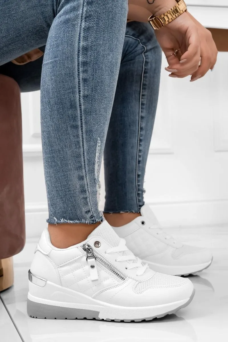 Sneakers bianche con inserti trapuntati e zeppa