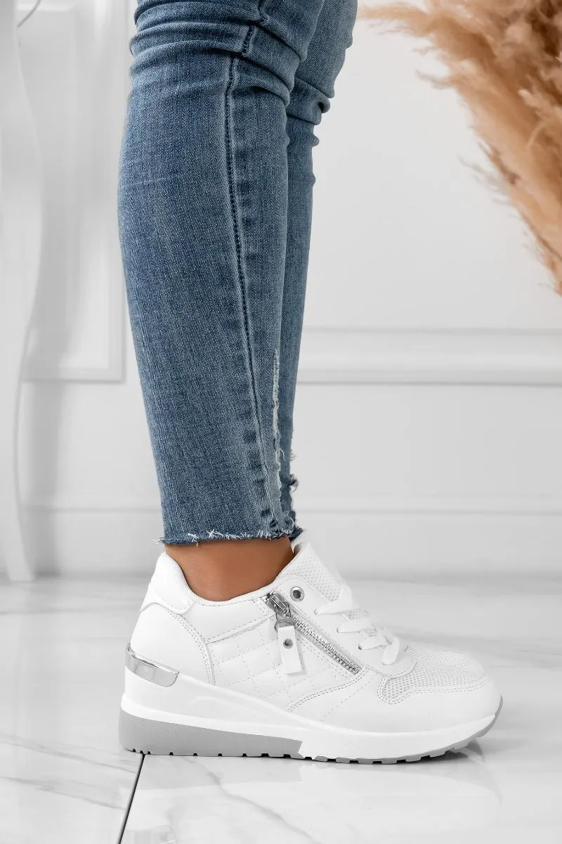 Sneakers bianche con inserti trapuntati e zeppa